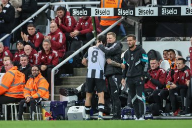 Newcastle United 'dan Eddie Howe teknik direktörü, Carabao Kupası' nda son 16 maç Newcastle United 'ın Chelsea' ye karşı St. James 's Park, Newcastle, İngiltere' de 30 Ekim 2024 'te oynadığı maçta sırtına şaplak attı.