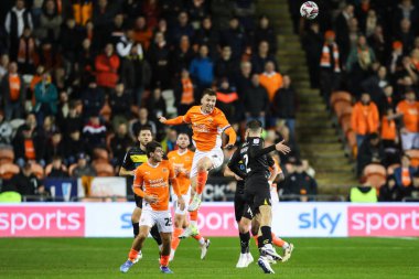 Blackpool 'dan Lee Evans, 28 Ekim 2024' te Bloomfield Road, Blackpool 'da oynanan Blackpool-Wigan maçında topa liderlik ediyor.