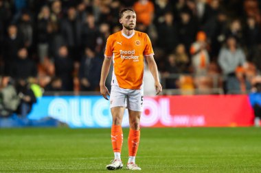 Blackpool 'dan Matthew Pennington Gökyüzü İddia Ligi 1 maçında Wigan Athletic' e karşı Bloomfield Road, Blackpool, Birleşik Krallık 'ta 28 Ekim 2024