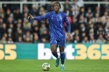 Chelsea 'den Axel Disasi takımına Carabao Kupası' nda talimat veriyor. Son 16 maç, Newcastle United ile Chelsea maçı, 30 Ekim 2024 'te St. James' s Park, Newcastle 'da.