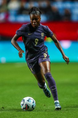 İngiltere 'den Jessica Naz, Coventry Building Society Arena, Coventry, Birleşik Krallık, 29 Ekim 2024' te oynanan İngiltere Bayanlar-Güney Afrikalı Kadınlar Uluslararası Dostluk karşılaşmasında topla koşuyor.