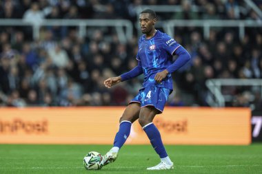 Chelsea 'den Tosin Adarabioyo, Carabao Kupası' nda topu atıyor. Son 16 maç, Newcastle United 'ın Chelsea' ye karşı St. James 's Park, Newcastle, İngiltere, 30 Ekim 2024' te oynadığı maçta.