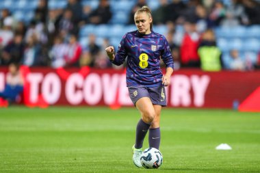 İngiltere 'den Georgia Stanway, Coventry Building Society Arena, Coventry, İngiltere' de İngiltere Bayanlar Uluslararası Dostluk karşılaşması öncesinde ısınıyor.