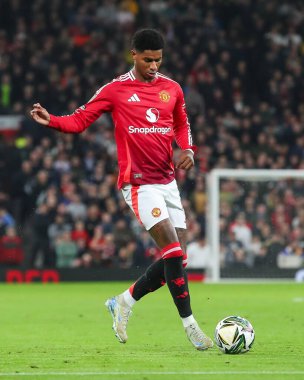 Manchester United takımından Marcus Rashford, 30 Ekim 2024 'te Old Trafford, Manchester' da oynanan son 16 maç olan Manchester United ve Leicester City maçında topa vuruyor.