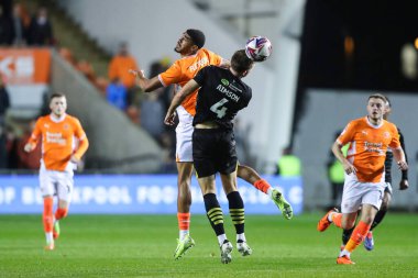 Blackpool 'dan Ashley Fletcher, 21 Ekim 2024' te Bloomfield Road, Blackpool 'da oynanan Blackpool vs Wigan Athletic maçında topu fırlatıyor.
