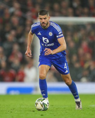 Leicester City 'den Conor Coady, 30 Ekim 2024' te Old Trafford, Manchester 'da oynanan son 16 maç olan Manchester United ve Leicester City maçında topa vuruyor.