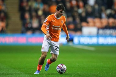Blackpool 'dan Rob Apter, 21 Ekim 2024' te Bloomfield Road, Blackpool 'da oynanan Blackpool vs Wigan Athletic maçında topla birlikte ilerliyor.