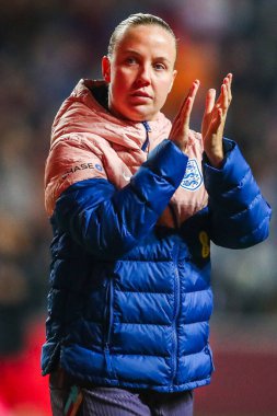 İngiltere 'den Beth Mead, Coventry Building Society Arena, Coventry, Birleşik Krallık, 29 Ekim 2024' te oynanan Uluslararası Kadınlar Uluslararası Dostluk karşılaşmasının ardından takımların zaferinin ardından taraftarları kabul ediyor.