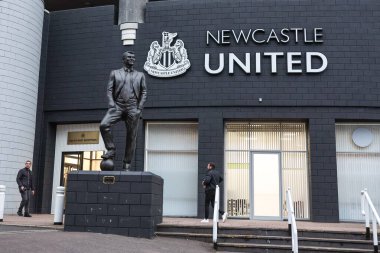Sir Bobby Robson, Carabao Kupası 'nda St.James Parkı' nda son 16 maçta Newcastle United Chelsea 'ye karşı St. James' s Park, Newcastle, İngiltere, 30 Ekim 2024