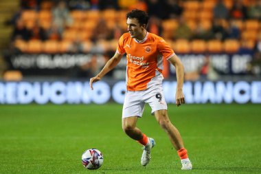 Blackpool 'dan Kyle Joseph, 21 Ekim 2024' te Bloomfield Road, Blackpool 'da oynanan Blackpool-Wigan maçında topu ileri taşıyor.