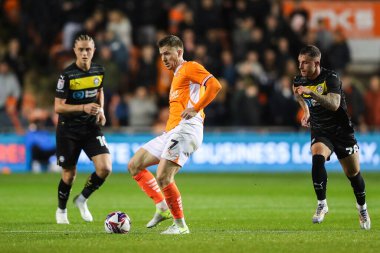 Blackpool takımından Lee Evans, 28 Ekim 2024 'te Bloomfield Road, Blackpool' da oynanan Blackpool-Wigan maçında pas verdi.