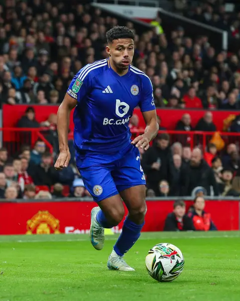 Leicester City 'den James Justin, 30 Ekim 2024' te Old Trafford, Manchester, İngiltere 'de oynanan son 16 maç olan Manchester United ve Leicester City maçında topa vuruyor.