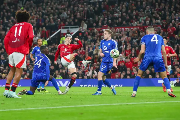 Manchester United oyuncusu Alejandro Garnacho, 30 Ekim 2024 tarihinde Manchester United ile Leicester City maçında Carabao Kupası 'nda şut çekti.