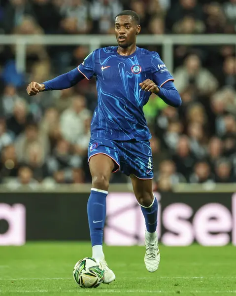 Chelsea 'den Tosin Adarabioyo Carabao Kupası' nda son 16 maç Newcastle United Chelsea 'ye karşı St. James' s Park, Newcastle, İngiltere, 30 Ekim 2024