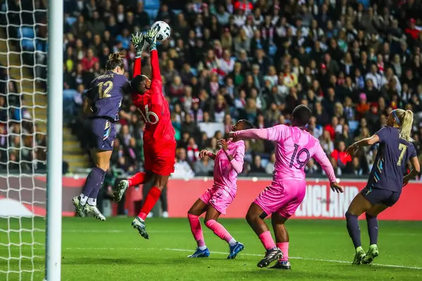 Güney Afrikalı Andile Dlamini, Coventry Building Society Arena, Coventry, Birleşik Krallık, 29 Ekim 2024 'te oynanan Uluslararası Bayanlar-Güney Afrikalı Kadınlar Uluslararası Dostluk karşılaşmasında kurtarıyor