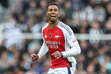Arsenal 'li Gabriel, 2 Kasım 2024' te İngiltere 'de oynanan Premier Lig karşılaşmasında takımına talimat verir.