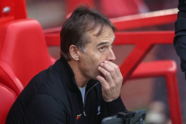 Premier Lig maçında West Ham 'ın Julen Lopetegui teknik direktörü Nottingham Forest, West Ham United' a karşı City Ground, Nottingham, İngiltere, 2 Kasım 2024