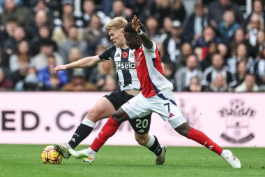 Newcastle United 'dan Lewis Hall ve Arsenal' den Bukayo Saka Premier Lig maçı sırasında St.James 's Park, Newcastle, İngiltere' de 2 Kasım 2024 'te oynanan karşılaşmada top için mücadele ettiler.