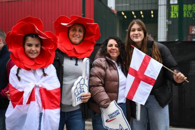İngiltere taraftarları, 2 Kasım 2024 'te Birleşik Krallık, Twickenham' daki Allianz Stadyumu 'nda oynanan İngiltere - Yeni Zelanda karşılaşması öncesinde gelmeye başladı.
