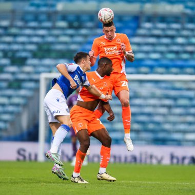 Blackpool 'dan Oliver Casey, 2 Kasım 2024 tarihinde İngiltere' nin Gillingham şehrinde oynanan MEMS Priestfield Stadyumu 'ndaki Gillingham-Blackpool Birinci Raund karşılaşmasında topa liderlik ediyor.