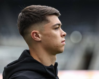 Newcastle United takımından Lewis Miley, Premier Lig maçı sırasında St.James 's Park, Newcastle, İngiltere' de 2 Kasım 2024 'te Newcastle United ile karşı karşıya geldi.
