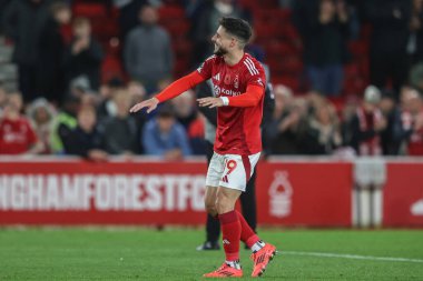 Nottingham Ormanı 'ndan Lex Moreno, İngiltere' nin Nottingham şehrinde 2 Kasım 2024 'te oynanan Premier League maçında taraftarlarıyla birlikte West Ham United' a karşı oynadığı maçı kutluyor.