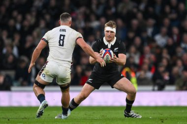 Yeni Zelandalı Sam Cane, 2 Kasım 2024 'te İngiltere' nin Allianz Stadyumu, Twickenham 'da Yeni Zelanda' ya karşı oynadığı Güz Milletler Serisi maçında görev başında.
