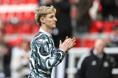 Newcastle United takımından Anthony Gordon, Premier League maçı Newcastle United 'ın 2 Kasım 2024' te St. James 's Park, Newcastle' da oynadığı Arsenal maçında taraftarları alkışlıyor.