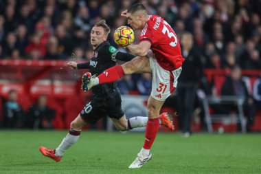 Nottingham Ormanı 'ndan Nikola Milenkovi, Premier League maçında Nottingham United' a karşı West Ham United 'ın 2 Kasım 2024' te Nottingham, İngiltere 'de oynadığı maçta West Ham' dan Jarrod Bowen 'ın baskısıyla topu temizliyor.