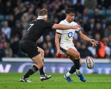 İngiltere 'den Marcus Smith, İngiltere' nin Yeni Zelanda 'ya karşı Allianz Stadyumu, Twickenham, Birleşik Krallık' ta 2 Kasım 2024 'te oynanan Güz Milletler Serisi karşılaşmasında öne geçti.