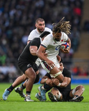 Yeni Zelandalı Wallace Sititi ve Asafo Aumua, Yeni Zelandalı Chandler Cunningham-South maçında İngiltere ile Yeni Zelanda arasında oynanan Allianz Stadyumu, Twickenham, 2 Kasım 2024 'de oynanan karşılaşmada mücadele etti.