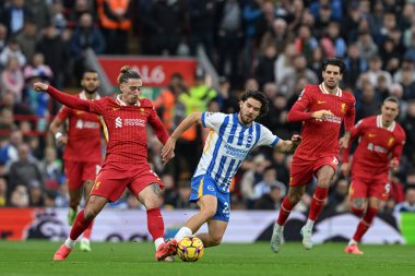 Liverpool 'dan Kostas Tsimikas, İngiltere' nin Liverpool kentinde Liverpool ve Hove Albion maçında Brighton & Hove Albion takımlarından Ferdi Kadolu 'yu yendi.