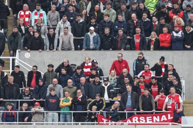Arsenal taraftarları Premier Lig maçı sırasında St.James 's Park, Newcastle, İngiltere' de oynanan Newcastle United-Arsenal maçına bakıyorlar.