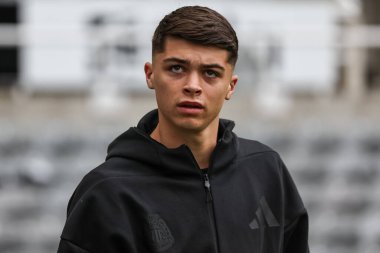 Newcastle United takımından Lewis Miley, Premier Lig maçı sırasında St.James 's Park, Newcastle, İngiltere' de 2 Kasım 2024 'te Newcastle United ile karşı karşıya geldi.