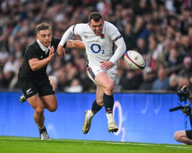 İngiltere 'den Ben Spencer, İngiltere' nin Yeni Zelanda 'ya karşı Allianz Stadyumu, Twickenham, Birleşik Krallık' ta 2 Kasım 2024 'te oynanan Güz Milletler Serisi karşılaşmasında öne geçti.