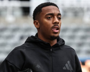Newcastle United takımından Joe Willock, Premier League maçı sırasında St.James 's Park, Newcastle, İngiltere' de 2 Kasım 2024 'te Newcastle United ile karşı karşıya geldi.