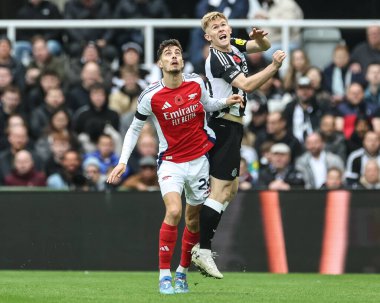 Lewis Hall of Newcastle United, 2 Kasım 2024 'te St. James' s Park, Newcastle, İngiltere 'de oynanan Premier League maçı sırasında Arsenal' den Kai Havertz 'e karşı faul yaptı.