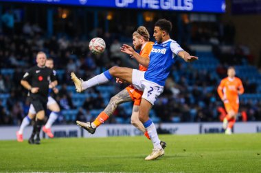 Blackpool takımından Hayden Coulson, 2 Kasım 2024 tarihinde Gillingham-Blackpool maçında Gillingham - MEMS Priestfield Stadyumu, Gillingham maçı sırasında Gillingham 'lı Remeao Hutton ile top için mücadele etti.
