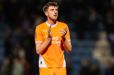 Blackpool 'dan Jake Beesley, 2 Kasım 2024 tarihinde İngiltere' nin Gillingham kentindeki Priestfield Stadyumu 'nda oynanan Emirates FA Cup First Round karşılaşmasının ardından takımların kazandığı galibiyet sonrasında taraftarları kabul ediyor.