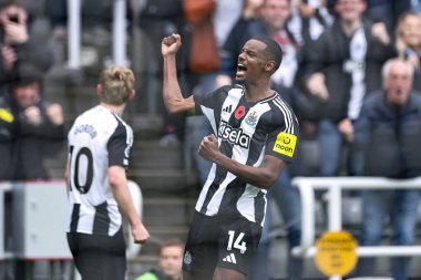 Newcastle United 'tan Alexander Isak, Premier League maçı Newcastle United' ın 2 Kasım 2024 'te St. James' s Park, Newcastle 'daki Arsenal maçında 1-0 kazanma hedefini kutluyor.