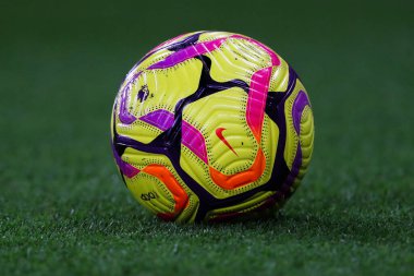 Premier Lig kış topu Premier Lig karşılaşması öncesi ısınma maçında Wolverhampton Wanderers, Molineux, Wolverhampton, İngiltere 'deki Crystal Palace' a karşı 2 Kasım 2024