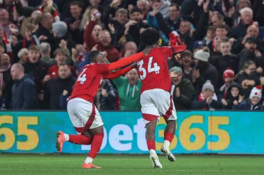 Nottingham Ormanı 'ndan Ola Aina, İngiltere' nin Nottingham şehrinde 2 Kasım 2024 'te oynanan Premier League maçı Nottingham Forest-West Ham United maçında 3-0' lık galibiyetini kutluyor.