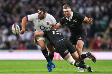 İngiltere 'den Jamie George, Yeni Zelandalı Jordie Barrett' ın 2 Kasım 2024 'te İngiltere' nin Allianz Stadyumu, Twickenham 'da Yeni Zelanda' ya karşı oynadığı maçtaki mücadelesine rağmen topu indiriyor.