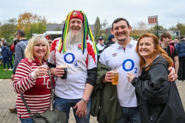 İngiltere taraftarları, 2 Kasım 2024 'te Birleşik Krallık, Twickenham' daki Allianz Stadyumu 'nda oynanan İngiltere - Yeni Zelanda karşılaşması öncesinde gelmeye başladı.