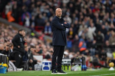 Liverpool teknik direktörü Arne Liverpool Premier Lig maçında Liverpool, Anfield, Liverpool 'da Brighton ve Hove Albion' a karşı maçı izliyor.