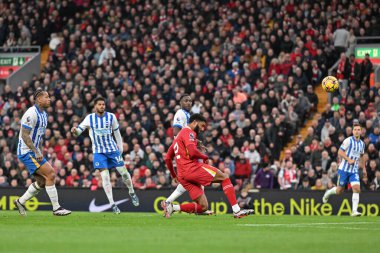 Liverpool 'dan Joe Gomez, İngiltere' nin Liverpool kentinde 2 Kasım 2024 'te oynanan Premier League maçında Liverpool-Brighton ve Hove Albion maçında kaleye doğru ilerliyor.