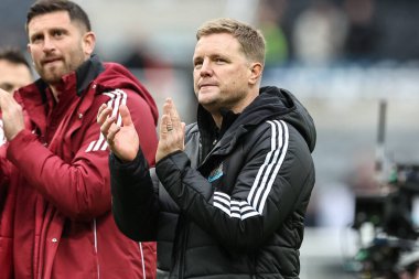 Newcastle United takımının teknik direktörü Eddie Howe, 2 Kasım 2024 'te St. James' s Park, Newcastle 'da oynanan Premier League karşılaşmasında 1-0' lık galibiyeti kutluyor.