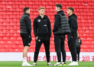 Brighton ve Hove Albion oyuncuları, İngiltere 'nin Liverpool kentinde 2 Kasım 2024 tarihinde oynanan Premier Lig karşılaşması öncesinde sahada Liverpool ve Hove Albion maçlarını denetlemektedirler.