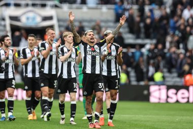 Newcastle United takımından Bruno Guimares ve takım arkadaşları Premier Lig maçı Newcastle United ile Arsenal maçında 2 Kasım 2024 'te St. James' s Park, Newcastle, İngiltere 'de kazandıkları 1-0' lık galibiyeti kutluyorlar.