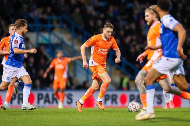 Blackpool 'dan Elliot Embleton, 2 Kasım 2024 tarihinde İngiltere' nin Gillingham şehrinde oynanan MEMS Priestfield Stadyumu 'nda oynanan birinci tur müsabaka Gillingham - Blackpool maçında topu aldı.